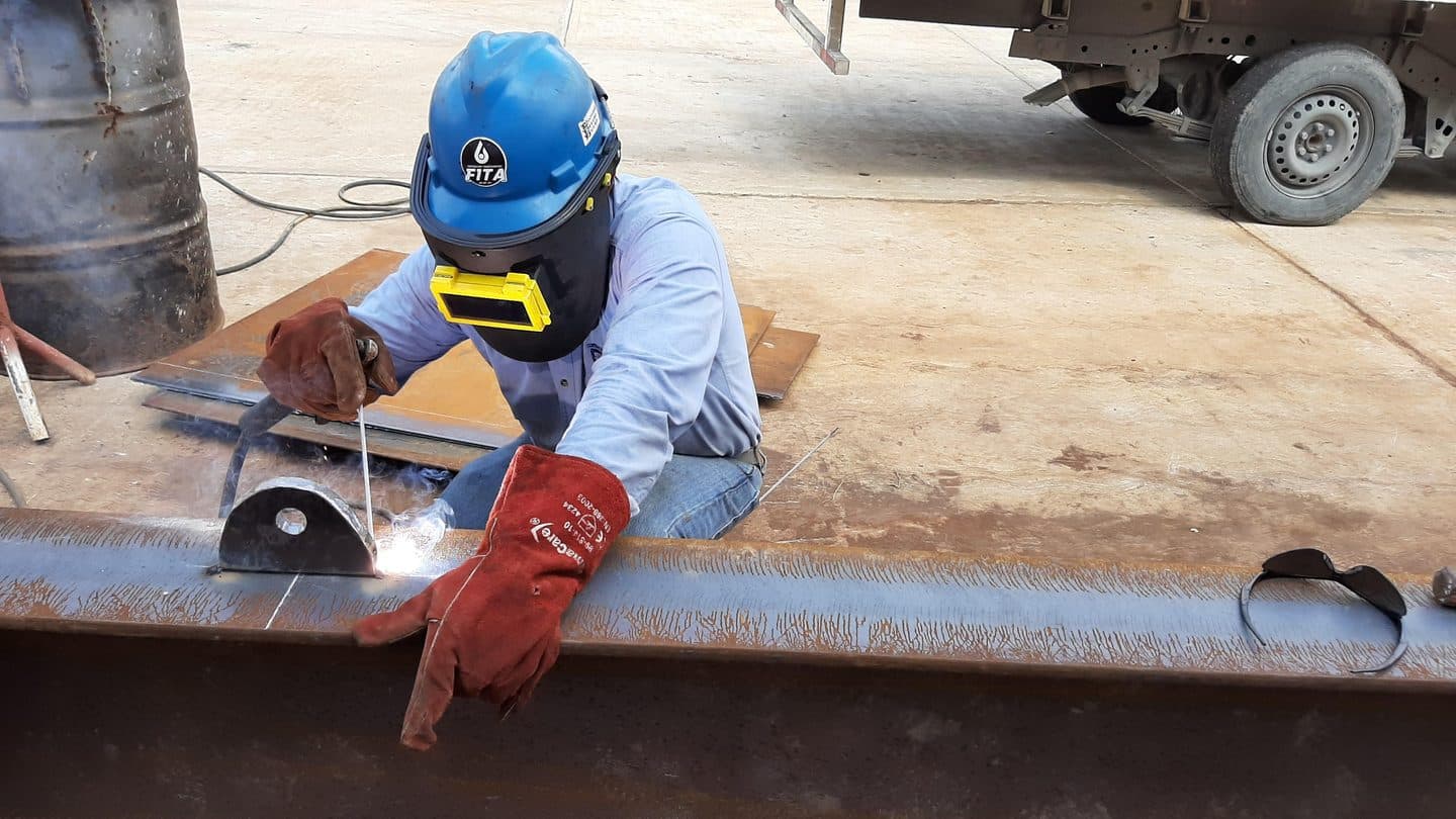 Soldador FITA en fabricación de estructura metálica