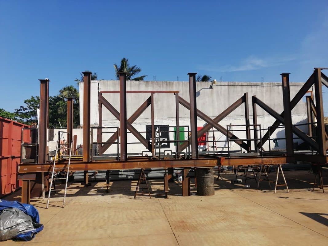Armazón estructural de acero en taller FITA