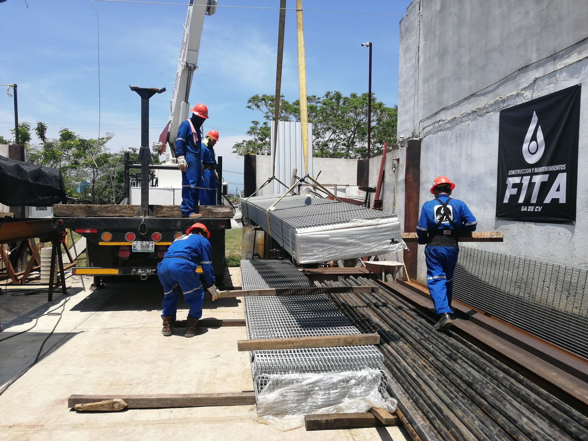 Equipo FITA en instalación estructural con grúa